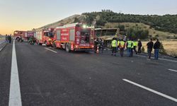 Bariyerlere çarpan yolcu otobüsü yandı: 1'i bebek 8 ölü, 33 yaralı!