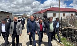 AK Partili Fırat, Tekman ve Karayazı'da vatandaşla buluştu
