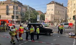 Almanya'da araç kalabalığın arasına daldı