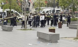 Palalı saldırgana polis ateşi: Zanlı ve çevredeki 3 kişi yaralandı
