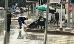 Kuyumcuyu soyan hırsızlar kaçarken kaza yaptı: Altın dolu çantayı bırakıp kaçtılar!