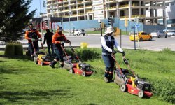 Parklar yaza hazırlanıyor: Çim biçme ve temizlik çalışmaları hız kazandı