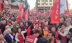 CHP’li yurttaşlar, Özgür Özel’e destek için İstanbul’da sokağa çıktı