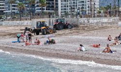 Dünyaca ünlü Konyaaltı Plajı'na iş makineleriyle girdiler!