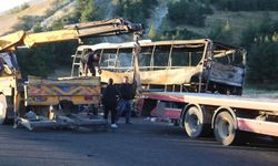 Bariyerlere çarpan yolcu otobüsü yandı: 1'i bebek 8 ölü, 33 yaralı!