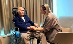 Dilek İmamoğlu, CHP eski Genel Başkanı Hikmet Çetin'i tedavi gördüğü hastanede ziyaret etti