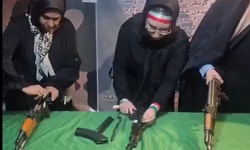 İran Devrim Muhafızları’ndan liseli kızlara kaleşnikof eğitim!