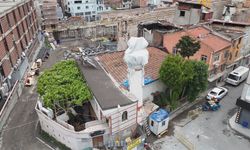 Fatih'te tarihi caminin minaresi vinç çarpması sonucu yıkıldı