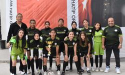 Kız futbol takımının büyük başarısı: Beton zeminden namağlup şampiyonluğa