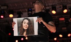 Haluk Levent, konserde Gülistan Doku’nun posterini açıp türkü seslendirdi