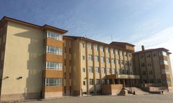 Elazığ'da liseye satır ve bıçakla girmek isteyen öğrenci son anda engellendi!