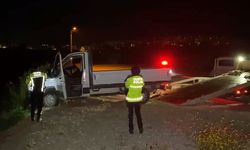Kamyonetiyle şarampole uçan sürücü, alkol testini reddetti; 150 bin TL ceza kesildi