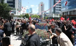 Kılıçdaroğlu 2,5 yılın ardından CHP Genel Merkezi'nde: Karanfillerle karşılandı