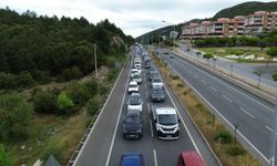 Muğla'ya tatilci akını: 2 kilometrelik araç kuyruğu oluştu