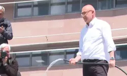 Mahmut Tanal elinde hortumla çatıya çıktı: Polisler geri çekildi!