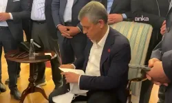 Özgür Özel, kendisine ulaştırılan tebligatı yırttı