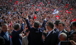 Özgür Özel dünya basınında: 'Görevden alınan CHP lideri Ankara'da binleri topladı'