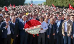 Anıtkabir’de çelenk tartışması: ‘CHP Genel Başkanı Özgür Özel’ yazısı engellendi