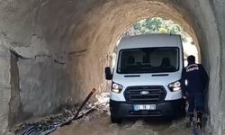 Sağanak nedeniyle minibüste mahsur kalan aile kurtarıldı