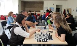 Yenimahalle’de YENİMEK kursiyerleri satranç turnuvasında kıyasıya yarıştı