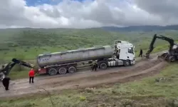 Bayram trafiğinden kaçarken çamura saplandılar