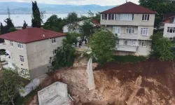 Temel kazısı sırasında toprak kaydı, 5 bina tahliye edildi