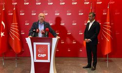 Ümit Özdağ’dan CHP’ye gece yarısı ziyareti: Demokrasiyi savunmak için buradayız