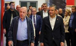 Ümit Özdağ’dan CHP’ye gece yarısı ziyareti: Demokrasiyi savunmak için buradayız