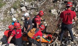 Yamaç paraşütü yaparken kayalıklara düşen kadın ağır yaralandı