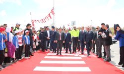 Kazalara dikkat çekmek için halıdan 'yaya yolu' yaptı!