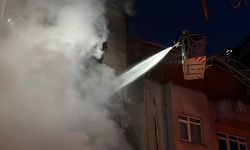 Motosiklette çıkan yangın, iş yerini ve binanın dış cephesini sardı