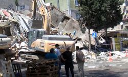 Yıkımı yapılan bina çöktü; bitişiğindeki apartman tahliye edildi
