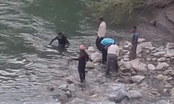 Bitlis'te dereye giren 3 kardeşten 1'i boğuldu, 1'i kayboldu