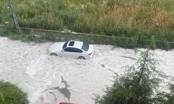 Ankara'da şiddetli dolu ve sağanak: Yollar göle döndü!