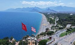 Antalya'da termometreler 40 dereceye ulaştı: Sahillere akın ettiler
