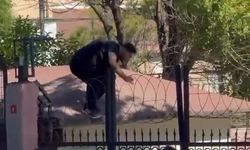 Sınava geç kalan öğrenci, demir parmaklıklara tırmandı