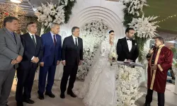 İddia: Düğünde AK Partililer Abdullah Gül'ün elini sıkmadı!