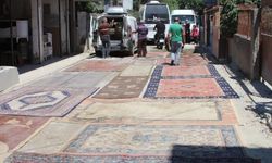 Asfaltlanmayan sokaktan rahatsız olan mahalleli, yola halı serdi