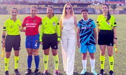 Bu maçtaki futbolcular, hakemler ve gözlemci kadın!