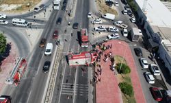 Yangın ihbarına giden itfaiye aracı devrildi; yol trafiğe kapatıldı