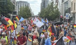Berlin'de hükümet karşıtı gösteriye binlerce kişi katıldı