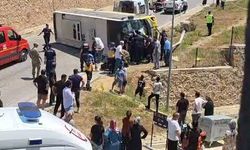 Çocuğa çarpmamak için manevra yapan özel halk otobüsü devrildi!