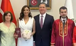 CHP'li Murat Emir ve Evrim Rızvanoğlu çiftinin nikah fotoğrafları ortaya çıktı