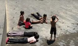 Diyarbakır'da hava 40 dereceyi gördü: Vatandaşlar şemsiye açtı!
