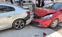 Ehliyetsiz ve alkollü sürücü, park halindeki araçlara çarptı: 2 yaralı