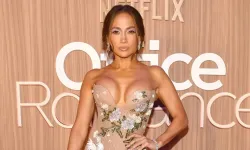 Jennifer Lopez'in göğüsleri galaya damga vurdu!