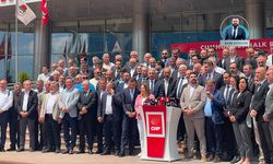 CHP Genel Merkezi önünde toplanan 74 il başkanından kurultay çağrısı