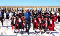 Karnelerini alan minikler, Anıtkabir'i ziyaret etti