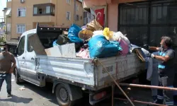 Koku ihbarına giden ekipler evden 5 kamyon çöp çıkardı