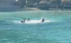 Denizin ortasında sopalarla kavga ettiler!